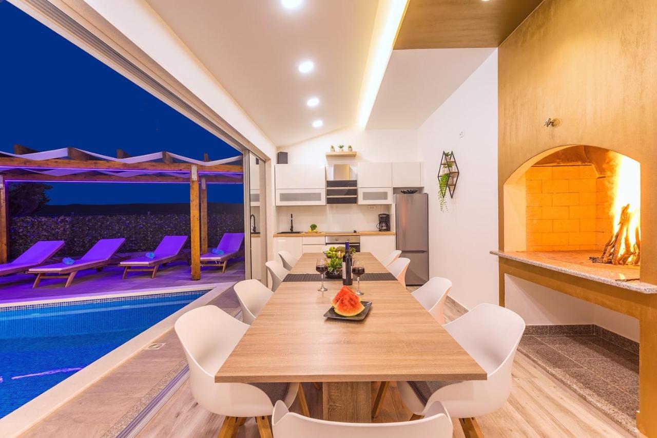 Villa Matan - Only 200M From The Sandy Beaches, Private 28M2 Pool Omiš Eksteriør bilde